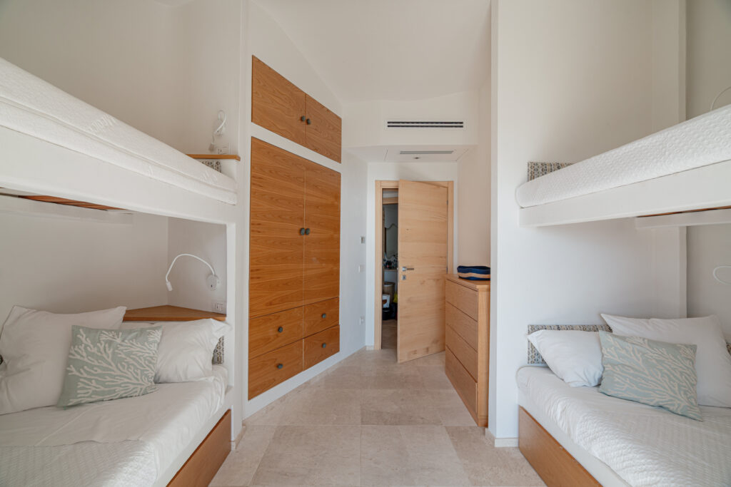 Twin 4 people and bathroom shared with livingroom