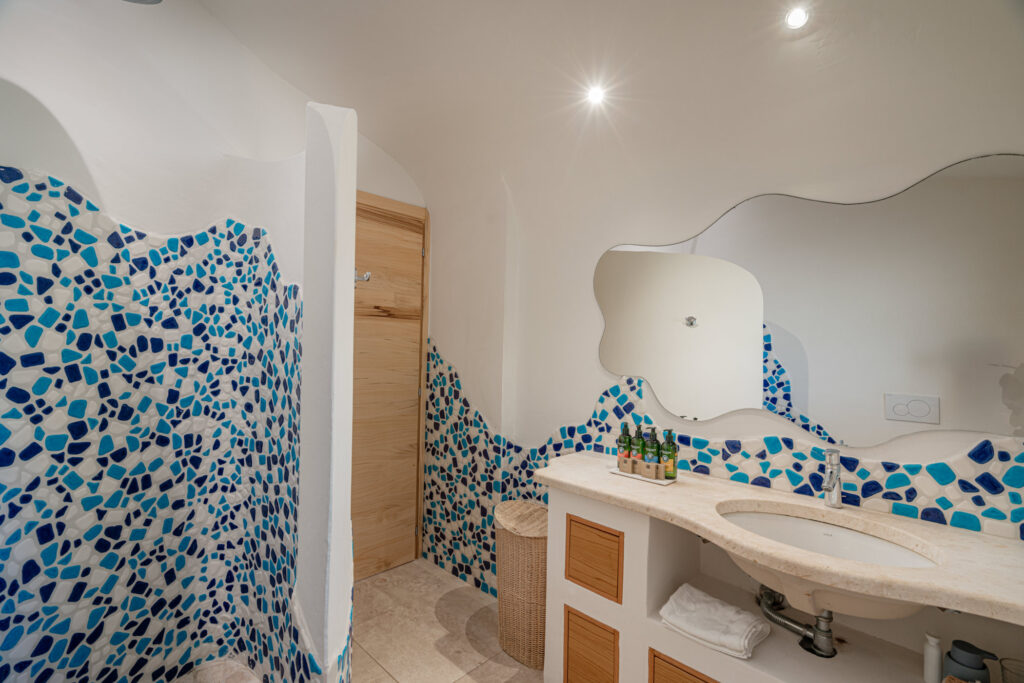 Twin 4 people and bathroom shared with livingroom